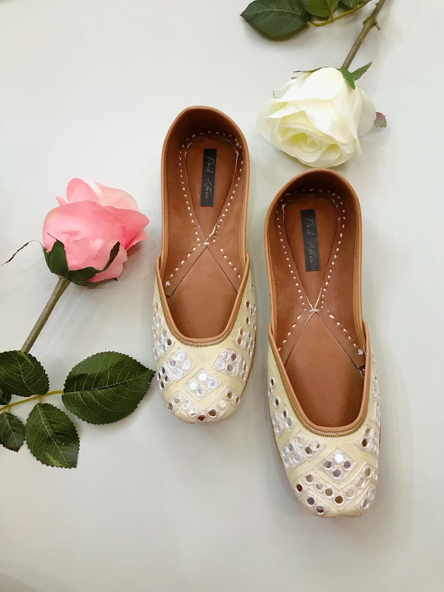 Creamy Mirrorwork Juttis